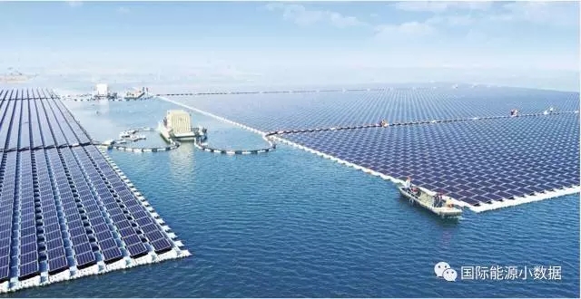 
	中國儲(chǔ)能網(wǎng)訊：2017年7月彭博新能源財(cái)經(jīng)（BNEF）預(yù)測(cè)中國今年的新增光伏裝機(jī)可達(dá)到30吉瓦，而實(shí)際上到9月底中國的新增光伏裝機(jī)已經(jīng)達(dá)到34.5吉瓦，所以BNEF的最新預(yù)測(cè)是中國2017年新增光伏裝機(jī)將達(dá)54吉瓦，累計(jì)裝機(jī)達(dá)到120吉瓦。相比之下，預(yù)計(jì)美國今年新增裝機(jī)為12.4吉瓦，到年底累計(jì)光伏裝機(jī)可達(dá)52吉瓦