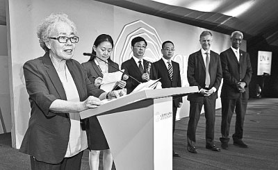 
            	圖為塞罕壩第一代務(wù)林人代表陳彥嫻發(fā)表獲獎感言。新華社發(fā)在全球環(huán)保業(yè)者的矚目下，聯(lián)合國環(huán)境規(guī)劃署在內(nèi)羅畢舉行的第三屆聯(lián)合國環(huán)境大會期間宣布了聯(lián)合國最具影響力的環(huán)境領(lǐng)域獎項(xiàng)“地球衛(wèi)士獎”，中國塞罕壩林場建設(shè)者獲得其中的“激勵與行動獎”