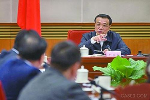 
                    
	5月17日，國務(wù)院總理李克強(qiáng)主持召開了國務(wù)院常務(wù)會議，部署以試點(diǎn)示范推進(jìn)《中國制造2025》深入實施。李克強(qiáng)總理在會上強(qiáng)調(diào)，《中國制造2025》“絕對”不是光指大企業(yè)，而是涉及很多中小企業(yè)；制定相關(guān)方案和支持措施時，“千萬”不要光面向大企業(yè)，而要對中小企業(yè)和“雙創(chuàng)”企業(yè)給予充分支持