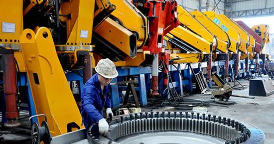 
                    
	為了有效推進(jìn)生產(chǎn)許可證制度改革，促進(jìn)制造業(yè)創(chuàng)新和提質(zhì)，在14日召開的國務(wù)院常務(wù)會議確定取消、轉(zhuǎn)認(rèn)證和下放一批工業(yè)產(chǎn)品生產(chǎn)許可，開展簡化審批程序試點(diǎn)，加強(qiáng)事中事后監(jiān)管。對此，國家質(zhì)檢總局相關(guān)負(fù)責(zé)人介紹，工業(yè)產(chǎn)品生產(chǎn)許可證制度改革措施主要涉及三個方面，包括大幅調(diào)整生產(chǎn)許可證管理目錄；試行簡化生產(chǎn)許可證審批程序；加強(qiáng)事中事后監(jiān)管