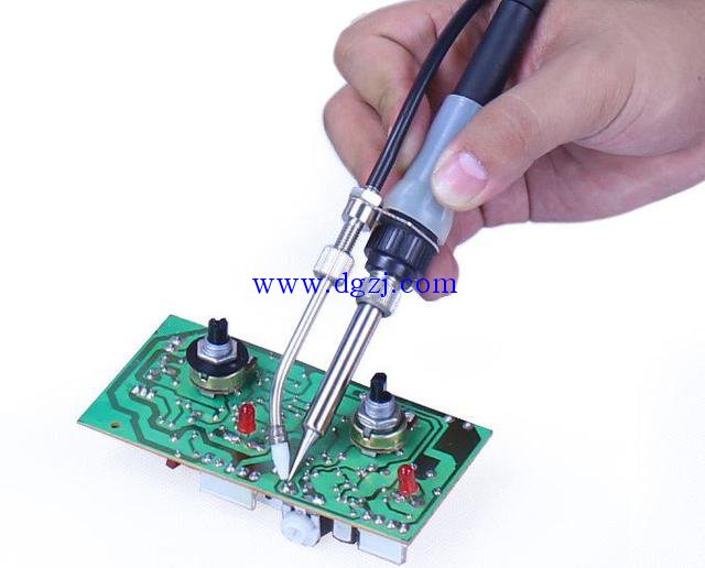 
        	怎樣正確使用電烙鐵?電烙鐵的正確使用方法 
電烙鐵焊接時(shí)的注意要點(diǎn)： 
1、在用電烙鐵前要檢查烙鐵是否接地良好。 
2、在焊接前要注意烙鐵的功率是否和所焊點(diǎn)相匹配