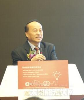 
	中國(guó)儲(chǔ)能網(wǎng)訊：化石能源并不能長(zhǎng)久利用，目前存儲(chǔ)的化石能源只夠我們消耗300年，全球最多還有150年的時(shí)間發(fā)展新能源，其中太陽(yáng)能的發(fā)展是重中之重。


	 


	加拿大工程院院士張久俊


	加拿大工程院院士張久俊認(rèn)為，能源是人類(lèi)生活中必不可少的一環(huán)，但是地球的環(huán)境也是人類(lèi)能夠健康生活的前提