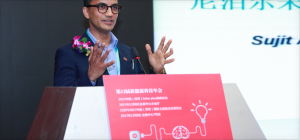 12月8日，尼泊爾能源發(fā)展委員會(huì)主席蘇吉特.阿克萊(Sujit Acharya)在深圳Solar plus國(guó)際高峰論壇做了《尼泊爾未來(lái)10年40000兆瓦電力及儲(chǔ)能如何適用及發(fā)展》的主題演講報(bào)告。

他表示：尼泊爾能源總需求7000兆瓦，目前電力傳輸和分配者由尼泊爾電力局壟斷，政府宣布未來(lái)十年需要開(kāi)發(fā)17000兆瓦，需求的能源儲(chǔ)備為3400MW-8000MW