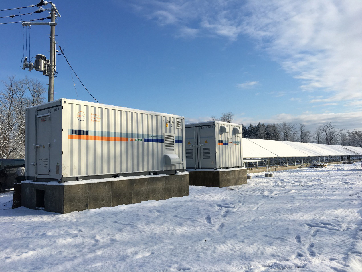 日本冬日的清晨，靜謐中透著一絲寒意，一套由陽(yáng)光電源“智造”的儲(chǔ)能系統(tǒng)遠(yuǎn)渡重洋而來(lái)，打破了這份肅靜，也送去了一抹“陽(yáng)光”。據(jù)悉，這套儲(chǔ)能系統(tǒng)是含逆變器、三元鋰電池、能量管理系統(tǒng)等在內(nèi)的整體系統(tǒng)解決方案，共計(jì)8個(gè)集裝箱，將助力日本打造首個(gè)直流側(cè)儲(chǔ)能售電項(xiàng)目