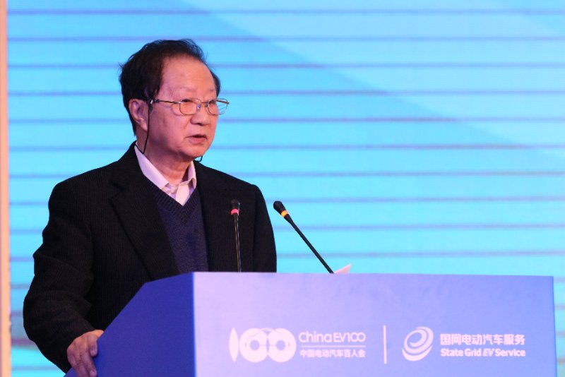 
	中國儲能網(wǎng)訊：12月9日，由中國電動汽車百人會、國網(wǎng)電動汽車服務有限公司主辦的“2017第二屆中國電動汽車充換電服務創(chuàng)新高峰論壇”在北京召開。中國電動汽車百人會理事長陳清泰出席會議并致辭