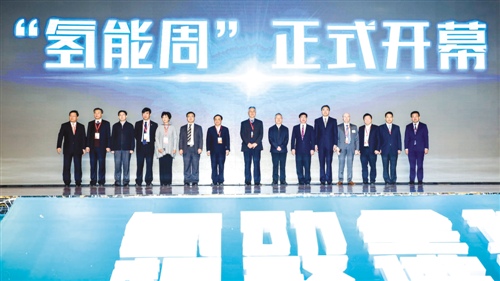 
	中國儲能網(wǎng)訊：佛山與云浮，這對位于珠江西岸的一對城市，正試圖通過“氫能源”計劃實現(xiàn)產(chǎn)業(yè)的轉(zhuǎn)型升級。


	


	12月4日-9日，我國首個“氫能周”在佛山市南海區(qū)進行