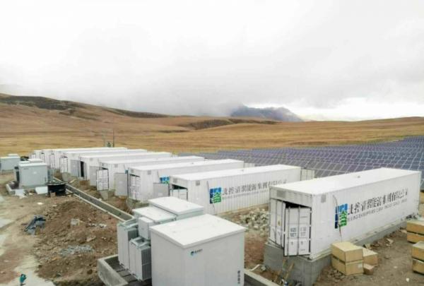 2017年12月9日，從西藏傳來喜訊。據(jù)悉，在西藏自治區(qū)各級政府領(lǐng)導、西藏電網(wǎng)的支持與鼓勵下，北控清潔能源西藏羊易儲能電站順利并網(wǎng)!

羊易儲能，于10日19:30向調(diào)度申請母線并網(wǎng)，對線路進行第一次充電沖擊，期間共沖擊3次，每15分鐘間隔一次，直到當晚8:30分現(xiàn)場儲能全部并網(wǎng)完成，現(xiàn)儲能出力平穩(wěn)，后臺充放電正常，儲能總出力與光伏后臺出力保持一致，電能質(zhì)量完全達標!
北控羊易儲能總裝機20mwh，位于海拔4800米的西藏當雄