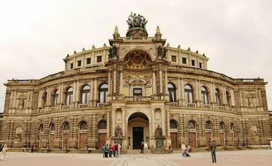 
                      森伯歌劇院位于德國德累斯頓，德國德累斯頓的歌劇傳統(tǒng)可以追溯到文藝復(fù)興時(shí)期。一流的建筑藝術(shù)和音響效果使華美的德累斯頓森伯歌劇院成為19世紀(jì)劇場(chǎng)建筑藝術(shù)的巔峰之作