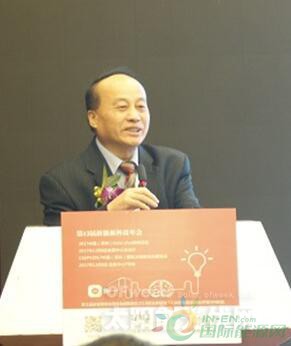 化石能源并不能長久利用，目前存儲(chǔ)的化石能源只夠我們消耗300年，全球最多還有150年的時(shí)間發(fā)展新能源，其中太陽能的發(fā)展是重中之重。

加拿大工程院院士張久俊
加拿大工程院院士張久俊認(rèn)為，能源是人類生活中必不可少的一環(huán)，但是地球的環(huán)境也是人類能夠健康生活的前提