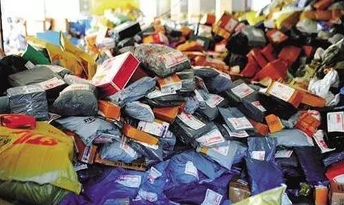 
            	近日，十部門聯(lián)合推進(jìn)快遞綠色包裝，一場(chǎng)行業(yè)巨變來(lái)了！十部門聯(lián)合推進(jìn)快遞綠色包裝垃圾分類，需要意識(shí)的提高，從源頭上減少垃圾的生成，也是其中一方面，最近幾年，一種新型垃圾越來(lái)越多，那就是快遞包裝制造的垃圾。臨近歲末，加上商家促銷，很多人都在網(wǎng)上不停地買買買，數(shù)據(jù)顯示，在我國(guó)，每天大概有一億個(gè)快遞包裹在路上跑，隨之而來(lái)的紙箱、泡沫塑料、膠帶這些包裝垃圾也就越來(lái)越多