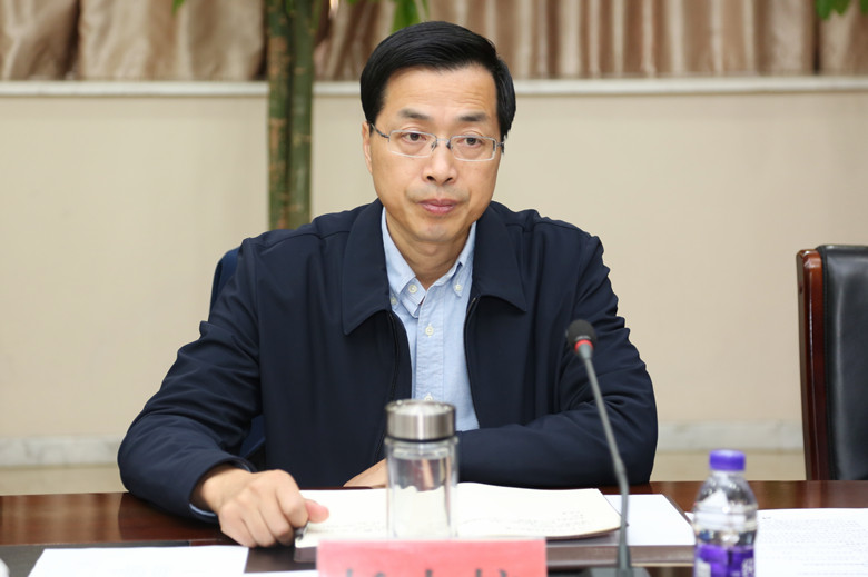 12月12日，長(zhǎng)興縣委副書記、縣長(zhǎng)楊中校帶隊(duì)到超威開展“三聯(lián)三幫”活動(dòng)。縣委常委、常務(wù)副縣長(zhǎng)樓秋紅，縣領(lǐng)導(dǎo)錢衛(wèi)華以及縣府辦、發(fā)改委、經(jīng)信委、財(cái)政局、環(huán)保局、科創(chuàng)委、國(guó)稅局、畫溪街道等主要負(fù)責(zé)人參加座談會(huì)