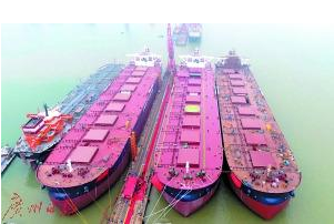 
            	昨日，廣船國(guó)際有限公司為澳大利亞知名的鐵礦石出口商FMG集團(tuán)建造的1艘26.1萬(wàn)噸超大型礦砂船(VLOC)在廣州市南沙區(qū)命名。命名嘉賓朱麗葉?夏特伍茲將這艘巨輪命名為“瑪綈爾達(dá)(MATILDA)”號(hào)