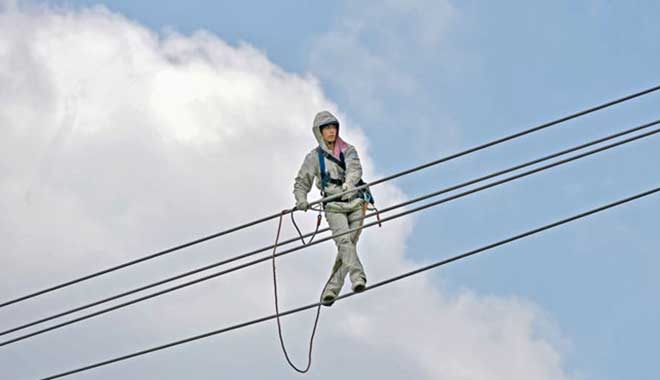 武漢人胡洪煒，39歲，高級(jí)技師，湖北省電力公司檢修公司輸電檢修中心帶電二班班長(zhǎng)。2009年，他成功完成世界首次±80萬(wàn)伏特高壓帶電作業(yè)，使我國(guó)成為全球首個(gè)開(kāi)展特高壓帶電作業(yè)的國(guó)家