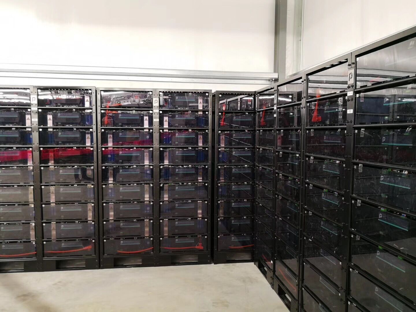 
	 


	中國儲能網(wǎng)訊：12月13日，由力信（江蘇）能源科技有限責(zé)任公司配套的北美最大的40.8MWh電網(wǎng)服務(wù)儲能系統(tǒng)在加拿大多倫多開始并網(wǎng)運行。力信能源總裁侯小賀等出席并網(wǎng)儀式