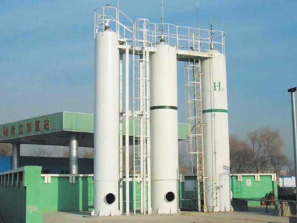 
	中國儲能網(wǎng)訊：和純電動汽車一樣，燃料電池汽車發(fā)展初期同樣面臨著基礎(chǔ)設(shè)施建設(shè)不完善的尷尬境地。中國工程院院士衣寶廉表示：“我國國內(nèi)加氫站目前在運行的大概有9座，北京、上海各2座，深圳、廣州各1座，還有一座移動加氫站，另外2座歸屬新源動力和宇通客車