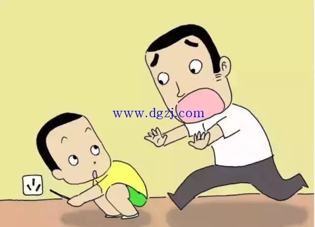 
        	這些用電安全常識(shí)孩子一定要知道 
1、告訴孩子，千萬不要用手或金屬等導(dǎo)電物捅電源插座的孔眼！ 
 
2、告訴孩子，千萬不要用濕手觸摸電器，不用濕布擦拭電器！ 
 
3、父母別貪便宜，買劣質(zhì)手機(jī)、充電寶！它們分分鐘可能爆炸！ 
 
4、遇到打雷閃電，告訴孩子不要看電視，家長(zhǎng)應(yīng)拔掉電源插頭。 
 
5、雷雨天如果恰好在野外，告訴孩子躲雨不能選擇這幾個(gè)地方：大樹、煙囪、尖塔、電線桿、山頂、開闊水面…… 
 
6、告訴孩子，在外面玩耍時(shí)，不要攀爬電線桿，不要在變壓器