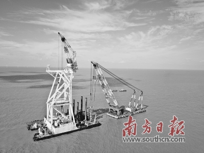 
            	12月的伶仃洋上寒風(fēng)凜冽，珠海桂山旁的海上風(fēng)電場項目卻仍在有條不紊地施工。轟鳴的機器作業(yè)聲中，整個項目進入到最后6臺風(fēng)機基礎(chǔ)導(dǎo)管架的安裝環(huán)節(jié)