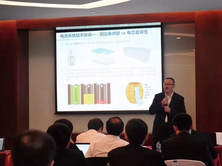 
	中國儲能網(wǎng)訊：2017年12月3日至5日，清華大學能源互聯(lián)網(wǎng)創(chuàng)新研究院主任研究員慈松在某論壇上發(fā)表了《數(shù)字儲能與能源互聯(lián)網(wǎng)的應用》演講，討論電池儲能技術存在問題，展望未來儲能技術的發(fā)展。 



	 


	清華大學能源互聯(lián)網(wǎng)創(chuàng)新研究院主任研究員 慈松



	近年來儲能介質(zhì)技術發(fā)展迅速，然而儲能領域依然存在著信息化水平低，用戶體驗差，缺乏可復制的商業(yè)模式等問題