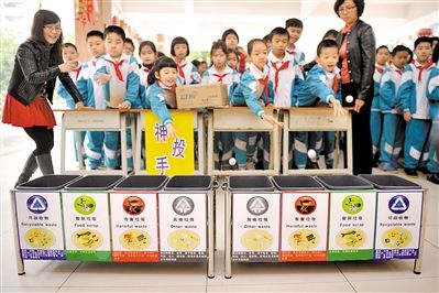 
            	小朋友參加垃圾分類小游戲。（資料圖）廣州日報全媒體記者莫偉濃 攝李坑垃圾焚燒二廠的中央控制室