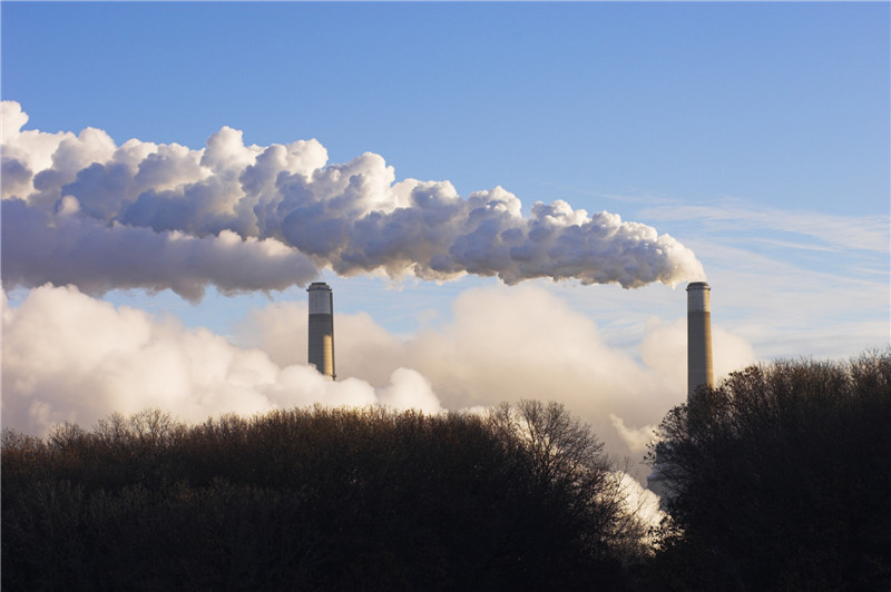 
            	作為曾經(jīng)專注水電發(fā)展的能源研究人士，中國水力發(fā)電工程學(xué)會副秘書長張博庭經(jīng)過潛心發(fā)現(xiàn)，煤電的無序發(fā)展已經(jīng)不單是煤電行業(yè)本身的問題，它關(guān)系到清潔能源以及整個能源產(chǎn)業(yè)的發(fā)展。面對當(dāng)前煤電產(chǎn)業(yè)的形勢，張博庭大聲疾呼：“煤電產(chǎn)業(yè)不能再這么無序發(fā)展下去了！”以下是《能源》雜志記者就煤電問題采訪張博庭的主要內(nèi)容：1、您認(rèn)為目前我國煤電產(chǎn)業(yè)發(fā)展存在哪些問題？答：從歷史上來看，煤炭是大功臣，提供了巨大生產(chǎn)力，不能說煤炭是罪人