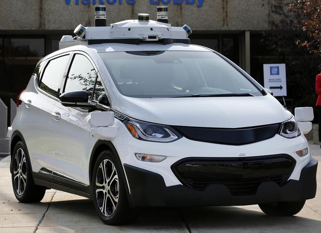 
	中國儲能網(wǎng)訊：北京時間12月27日早間消息，“鋰電池先驅(qū)”吉野彰預(yù)測，如果自動駕駛汽車大面積鋪開，電池制造商必須重新考慮自己的技術(shù)。


	



	除了專注于制造更強勁的電池，以便擴大自動駕駛汽車的行駛范圍，吉野彰（Akira Yoshino）認為，制造商還需要開發(fā)設(shè)備能夠承受嚴酷的持續(xù)驅(qū)動和短程旅行的設(shè)備，以滿足分享使用自動駕駛汽車的市場需求