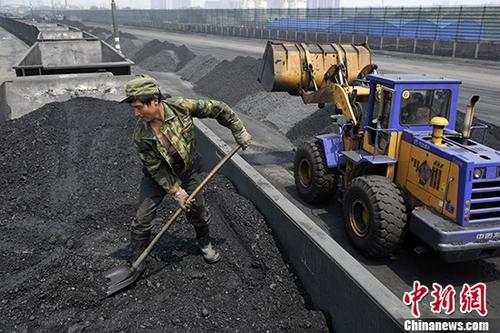 
            	山西煤炭運(yùn)銷站工人將煤炭裝車外銷。（資料圖） 中新社記者 韋亮 攝記者王軼辰報道：2018年全國能源工作會議26日在京召開，國家能源局局長努爾?白克力透露，2017年，預(yù)計全國能源生產(chǎn)總量36億噸標(biāo)準(zhǔn)煤，其中非化石能源占比17．6％，比2012年提高6．4個百分點(diǎn)；發(fā)電裝機(jī)總量累計達(dá)17．7億千瓦，其中非化石能源發(fā)電裝機(jī)占比達(dá)到38．1％，比2012年提高9．6個百分點(diǎn)，是歷史上增長最快的時期