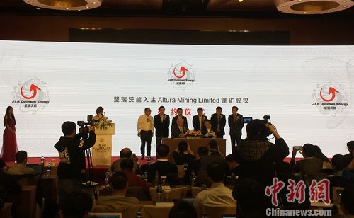 隨著全球電動(dòng)汽車(chē)的快速發(fā)展帶動(dòng)了鋰電池的發(fā)展，越來(lái)越多的鋰礦企業(yè)紛紛擴(kuò)大產(chǎn)能。
11月13日，澳大利亞Altura礦業(yè)公司發(fā)布聲明稱，公司將進(jìn)行一項(xiàng)可行性研究，將其在西澳大利亞州皮爾巴拉的Pilgangoora礦區(qū)鋰輝石的年產(chǎn)能從此前的22萬(wàn)噸提高至44萬(wàn)噸