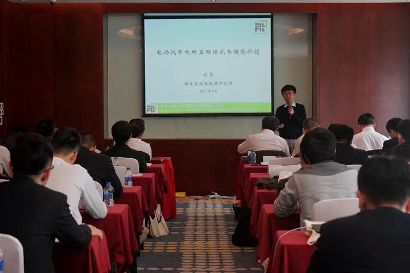 
	中國(guó)儲(chǔ)能網(wǎng)訊：在日前召開(kāi)的中國(guó)南方電網(wǎng)國(guó)際技術(shù)論壇上，多位儲(chǔ)能領(lǐng)域的專家分享了他們對(duì)于儲(chǔ)能技術(shù)現(xiàn)狀和未來(lái)的看法，其中，國(guó)家發(fā)改委能源研究所劉堅(jiān)博士發(fā)表演講，探討了電動(dòng)汽車(chē)電網(wǎng)互動(dòng)模式及其儲(chǔ)能價(jià)值。


	


	國(guó)家發(fā)改委能源研究所劉堅(jiān)博士



	中國(guó)電動(dòng)汽車(chē)產(chǎn)銷(xiāo)量世界領(lǐng)先，去年乘用電動(dòng)車(chē)在中國(guó)的銷(xiāo)售達(dá)到35萬(wàn)，遠(yuǎn)遠(yuǎn)高于美國(guó)