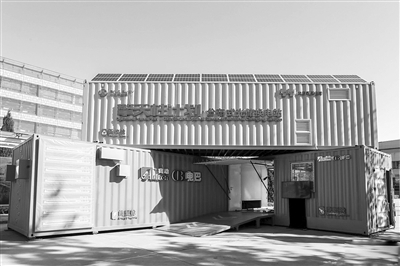 
	
“擎天柱計劃”的光儲換電站
第二看臺
“到2022年，‘擎天柱計劃’預計在全國范圍內(nèi)建成3000座光儲換電站。”近日，在2017新能源汽車生態(tài)大會上，北汽新能源副總經(jīng)理張勇宣布實施“擎天柱計劃”