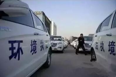 新環(huán)保部部長(zhǎng)李干杰上任后，立即提出了“五步法”環(huán)保督查的管理新思路，環(huán)保執(zhí)法力度越來(lái)越大。環(huán)保部近日通報(bào)，要將從嚴(yán)治理“散亂污”企業(yè)作為強(qiáng)化督查的重點(diǎn)內(nèi)容之一，對(duì)無(wú)法升級(jí)改造達(dá)標(biāo)排放的企業(yè)，今年9月底前一律關(guān)閉。下半年環(huán)保部將從嚴(yán)整治環(huán)保問(wèn)題，在史上最嚴(yán)“環(huán)保法”發(fā)威的同時(shí)，確保督查風(fēng)暴“五步法”見(jiàn)效，使企業(yè)守法逐步成為常態(tài)。