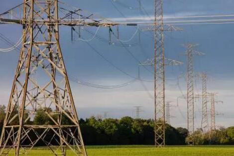 從千帆相競的海上絲路，到翻山越嶺的茶馬古道，南方大地自古以來就是中國對外交流和通商的重要端口，也是將中華文明帶向全世界的地方。歷史證明，交流與合作，是千百年來的大勢所趨，是各國各族的人心所向