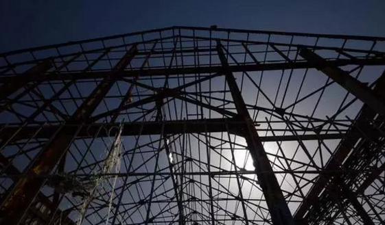 可靠性差是我國(guó)電網(wǎng)存在的突出問題。停電時(shí)間明顯高于國(guó)外平均水平，總體看，近年停電時(shí)長(zhǎng)是美國(guó)的3-5倍左右