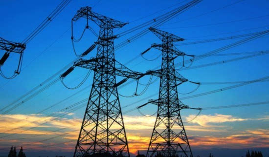 在日常生活中，我們享受著電力帶給我們的便利，夏天坐在空調(diào)房里面避著炎熱天氣，告別炎熱，用著各種電器，方便我們的生活，讓生活更加的清潔，便利。在晚上可以看見車水馬龍，各種霓虹彩燈閃閃發(fā)光，照亮了整個夜空