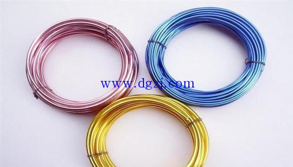 
        	銅線與鋁線的電損區(qū)別
比如2.5平方鋁線，功率因數(shù)為0.9時(shí)，每千米電流1A時(shí)，電壓損失是5.8％；4平方是3.62；6平方是2.43；10平方1.538；10平方0.94；25平方0.612；35平方0.453；50平方0.37等等，電線越粗電損越小。  
鋁線的電損計(jì)算：
二相電：電損=負(fù)荷KW*（線長(zhǎng)/線徑）*電流的平方*3