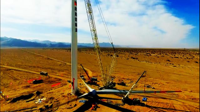 
	中國儲(chǔ)能網(wǎng)訊：2017年12月29日，魯能青海海西多能互補(bǔ)集成優(yōu)化示范工程中200兆瓦光伏發(fā)電項(xiàng)目和400兆瓦風(fēng)電項(xiàng)目并網(wǎng)發(fā)電！



	該項(xiàng)目于2017年7月25日開工建設(shè)，經(jīng)過魯能人5個(gè)多月抗高反、冒嚴(yán)寒的努力，一排排光伏板、風(fēng)機(jī)在昆侖山下生根，追光逐日，匯集清潔能源，注入大電網(wǎng)。


	


	風(fēng)光熱儲(chǔ)多能互補(bǔ)系統(tǒng)



	清潔能源，優(yōu)點(diǎn)是污染少、可再生，但卻有著“看天吃飯”的不穩(wěn)定性和局限性