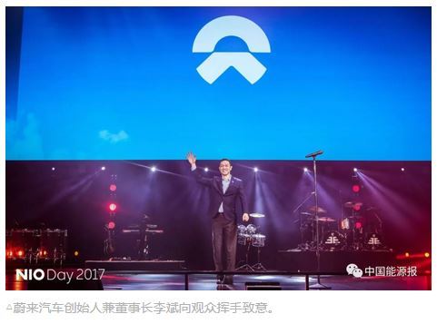 2017年12月15日，夜幕下的北京五棵松體育中心被藍(lán)色的燈光淹沒。繼樂視汽車之后，同一地點(diǎn)再次迎來(lái)了一家懷揣造車夢(mèng)的初創(chuàng)品牌——蔚來(lái)汽車在這里發(fā)布其首款量產(chǎn)電動(dòng)汽車ES8