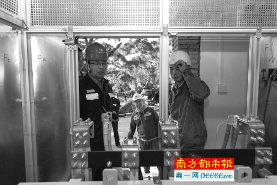 
	中國儲(chǔ)能網(wǎng)訊：2018年新年鐘聲敲響之際，南方電網(wǎng)廣東珠海供電局再度為粵港澳大灣區(qū)建設(shè)獻(xiàn)上一份“厚禮”，繼大萬山島微電網(wǎng)項(xiàng)目之后，位于珠海的擔(dān)桿島微電網(wǎng)項(xiàng)目近日建成投產(chǎn)，成為廣東首個(gè)獨(dú)立型海島微電網(wǎng)項(xiàng)目。 


	從年初接到任務(wù)，到上島勘察設(shè)計(jì)、施工、投產(chǎn)……短短一年時(shí)間，珠海供電局積極踐行“人民電業(yè)為人民”的企業(yè)宗旨，發(fā)揮“工匠精神”和央企“頂梁柱”的作用，先后克服海島交通閉塞、施工條件復(fù)雜惡劣、氣候潮濕、施工難度大等重重困難與挑戰(zhàn)，在海島上架起了可靠的綠色電網(wǎng)，不僅為粵港澳大灣區(qū)建設(shè)和海島社會(huì)、經(jīng)