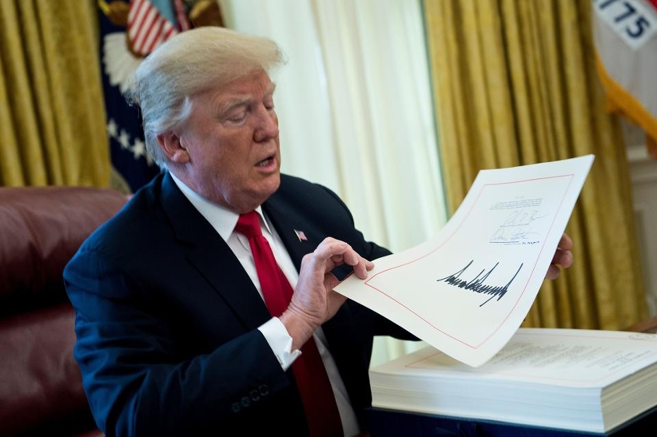 
            	2017年注定是全球能源行業(yè)不平凡的一年，石油價格回彈、可再生能源迅猛發(fā)展、傳統(tǒng)化石燃料企業(yè)向清潔能源轉(zhuǎn)型以及年底特朗普批準的稅改等等。接下來，小編就為讀者盤點一下2017年北美市場十大能源新聞（按時間順序）：美國兩大輸油管線獲批就在任職后不久，美國總統(tǒng)特朗普就對兩個停滯不前的管道項目簽署了總統(tǒng)令，一個是被其前任奧巴馬拒絕的鑰石輸油管線，另一個就是達科他輸油管道Dakota Access Pipeline