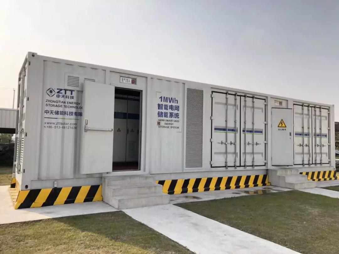 從2016年開始，儲(chǔ)能行業(yè)暗潮涌動(dòng)、發(fā)展迅猛。據(jù)CNESA研究部統(tǒng)計(jì)，截至2016年底，中國儲(chǔ)能行業(yè)新增在建、規(guī)劃及投運(yùn)的項(xiàng)目總規(guī)模就已經(jīng)達(dá)到了1.6GW，此前的2015年，已投運(yùn)儲(chǔ)能項(xiàng)目的累計(jì)裝機(jī)規(guī)模才僅為這個(gè)數(shù)字的十分之一