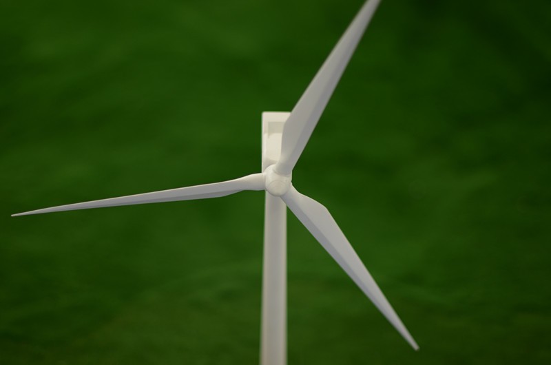 
            	站在風電發(fā)展新的十字路口，告別了爆發(fā)增長期的風電會否迎來“寒冬”？“棄風限電”頑疾之下，如何開辟風電新藍海？以空間換時間的低風速、“撿芝麻”的分散式風電、補貼焦慮催生的平價預期、智能化的未來暢想……風電行業(yè)漂亮的成績單背后，難掩市場變化的暗潮洶涌。風格一向低調(diào)的明陽智能如何應對？近日，《能源》雜志記者與明陽智能執(zhí)行總裁兼首席技術官張啟應深入探討了風電的困局，以及海上風電新風口、智能化發(fā)展等議題，一窺將穩(wěn)健路線奉為萬能“法寶”，強調(diào)“知行合一”，腳踏實地做好技術研發(fā)的明陽智能，如