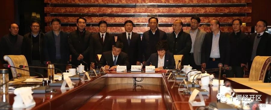 
	中國儲能網(wǎng)訊：1月3日下午，東風(fēng)力神動力電池系統(tǒng)項目簽約儀式在湖北十堰舉行。十堰經(jīng)濟(jì)技術(shù)開發(fā)區(qū)與天津力神電池股份有限公司簽訂《東風(fēng)力神動力電池系統(tǒng)項目協(xié)議》