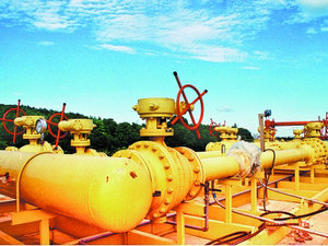 
            	1月4日，國家統(tǒng)計(jì)局發(fā)布流通領(lǐng)域重要生產(chǎn)資料市場價(jià)格變動(dòng)情況，2017年12月下旬液化天然氣（LNG）報(bào)價(jià)7248．9元／噸，環(huán)比中旬下降2．2％。監(jiān)控?cái)?shù)據(jù)顯示，LNG價(jià)格相比去年底高峰時(shí)已經(jīng)大幅回落42．18％