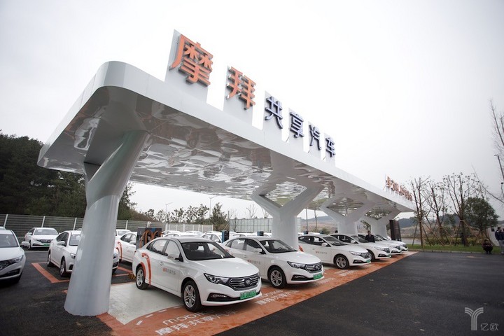 在兩輪的共享單車市場取得領(lǐng)軍者地位后，北京摩拜科技有限公司（以下簡稱“摩拜”）將目光放在了四輪的共享汽車上。

2017年12月29日，摩拜在貴州省聯(lián)合中國一汽、新特新能源等公司舉行上線活動，正式宣布摩拜共享汽車項目啟動