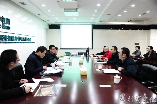 
　　農(nóng)村電氣化網(wǎng)訊：1月5日，福鼎市信訪局局長(zhǎng)鐘新江攜綜治辦檢查組一行到國(guó)網(wǎng)福鼎市供電公司檢查指導(dǎo)2017年綜治工作。該公司黨委書(shū)記林桂平、安全總監(jiān)朱乃純及辦公室、黨群部、安監(jiān)部等部門(mén)負(fù)責(zé)人參加了會(huì)議