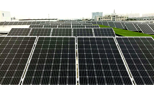 　　1月8日，ABB宣布位于上海閔行開發(fā)區(qū)的ABB電機(jī)園區(qū)3.1兆瓦分布式光伏綠色能源項(xiàng)目正式并網(wǎng)發(fā)電，同時(shí)它也成為ABB在中國打造“綠色工廠”，實(shí)現(xiàn)低碳化、可持續(xù)發(fā)展的最新舉措。來自上海電力股份有限公司、上海地產(chǎn)閔虹(集團(tuán))有限公司、上海閔行園區(qū)光伏項(xiàng)目公司等企業(yè)的嘉賓與ABB管理層共同出席了該項(xiàng)目的并網(wǎng)發(fā)電啟動(dòng)儀式