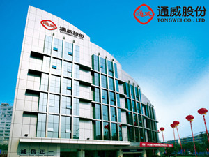 
                
	
                    
	1月8日晚間，通威股份發(fā)布2017年度業(yè)績預(yù)增公告顯示，公司預(yù)計(jì)2017年實(shí)現(xiàn)歸屬于上市公司股東的凈利潤與上年同期相比，將增加81977.95萬元-102472.44萬元，同比增加80%-100%；實(shí)現(xiàn)扣除非經(jīng)常性損益的凈利潤與上年同期相比，將增加122632.95萬元-134896.25萬元，同比增加200%-220%。

	

	對于2017年業(yè)績大幅增長的原因，通威股份稱主要有四個(gè)：一是2017年光伏行業(yè)高速發(fā)展；二