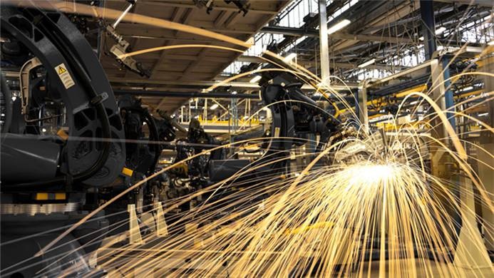 
            	據(jù)外媒報道，作為世界最大的鋼鐵生產(chǎn)國，中國今年的鋼鐵產(chǎn)量將僅小幅上升0．6％。因政府強制關(guān)閉工廠和環(huán)保政策，預(yù)計2018年中國鋼鐵產(chǎn)量增速將會大幅放緩