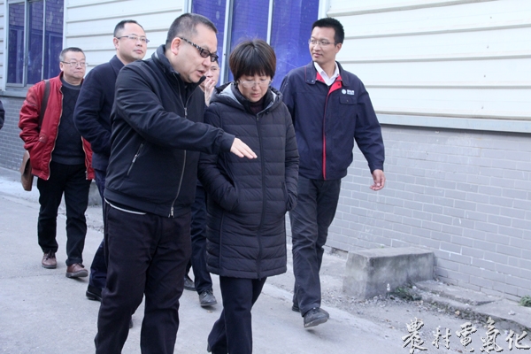 

　　農(nóng)村電氣化網(wǎng)訊：“目前工程進(jìn)度如何，存在哪些方面的問題…”“工人們的身體和心理狀態(tài)一定要掌握好，做好現(xiàn)場施工管控，各級管理人員一定要密切注意安全，與施工隊(duì)伍‘同進(jìn)同出’！施工中要把安全生產(chǎn)放在首要位置，嚴(yán)格遵守各項(xiàng)安全規(guī)定，確保工程順利進(jìn)行。”1月8日，國網(wǎng)資陽電力公司總經(jīng)理、黨委副書記涂輝一行來到樂至縣三合鄉(xiāng)文廣線組塔施工現(xiàn)場進(jìn)行安全督查，了解施工進(jìn)度等工程概況，關(guān)心慰問施工隊(duì)伍人員