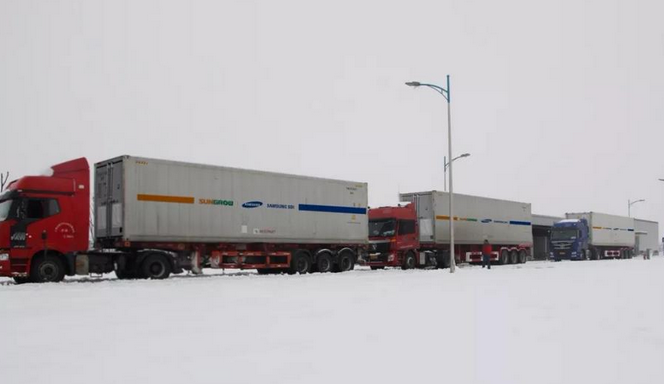 
	中國儲能網(wǎng)訊：元旦后的合肥迎來了今冬第一場大雪，正所謂瑞雪兆豐年，陽光電源進入出貨爆發(fā)期，捷報頻頻。繼北美數(shù)十兆瓦時調(diào)頻調(diào)峰項目投運后，陽光電源儲能業(yè)務成功突破加拿大市場，多批兆瓦級儲能系統(tǒng)順利發(fā)貨，再次彰顯了陽光儲能系統(tǒng)在國際高端市場的認可度