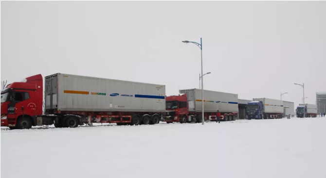 
	中國儲能網(wǎng)訊：元旦后的合肥迎來了今冬第一場大雪，正所謂瑞雪兆豐年，陽光電源進入出貨爆發(fā)期，捷報頻頻。繼北美數(shù)十兆瓦時調(diào)頻調(diào)峰項目投運后，陽光電源儲能業(yè)務成功突破加拿大市場，多批兆瓦級儲能系統(tǒng)順利發(fā)貨，再次彰顯了陽光儲能系統(tǒng)在國際高端市場的認可度